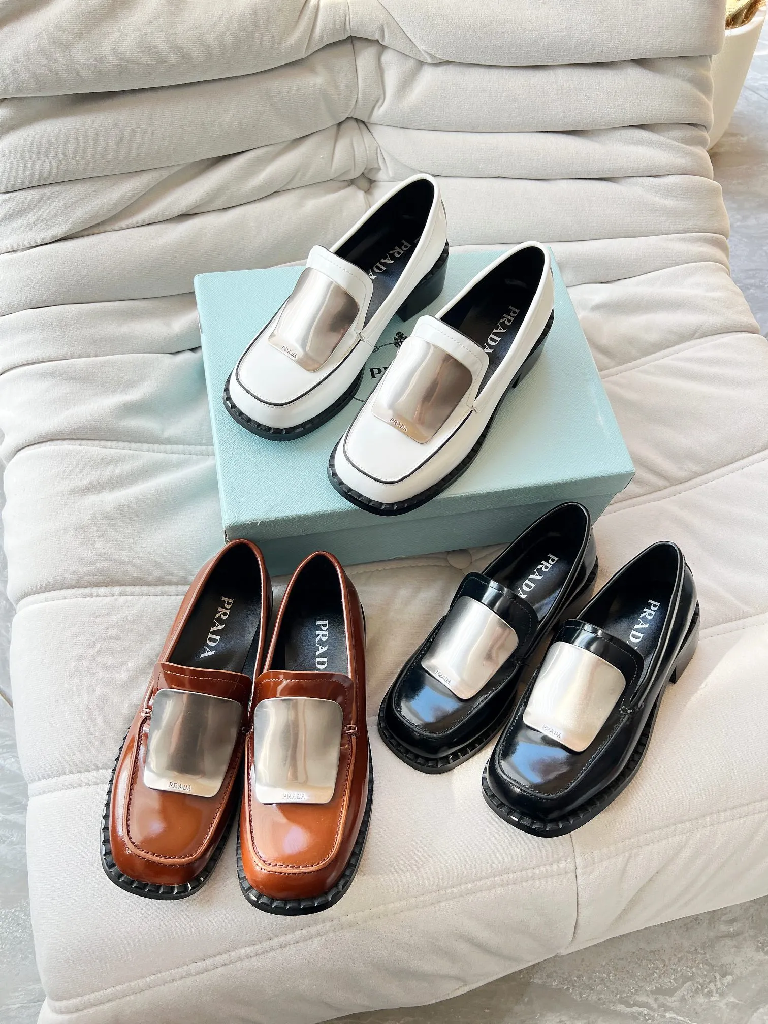 👟👟Ex-factory price 560👟👟 Prada’s new spring and summer women’s clothing｜Absolutely beautiful🥰Exception! Extra number! Anita will continue to update the latest SS25 catwalk pre-sale models, with novel logos as soul mates. Full of fun ~ Adhering to the trend-setting vane, you must believe in Prada's ability to capture fashion. 35-42 yards